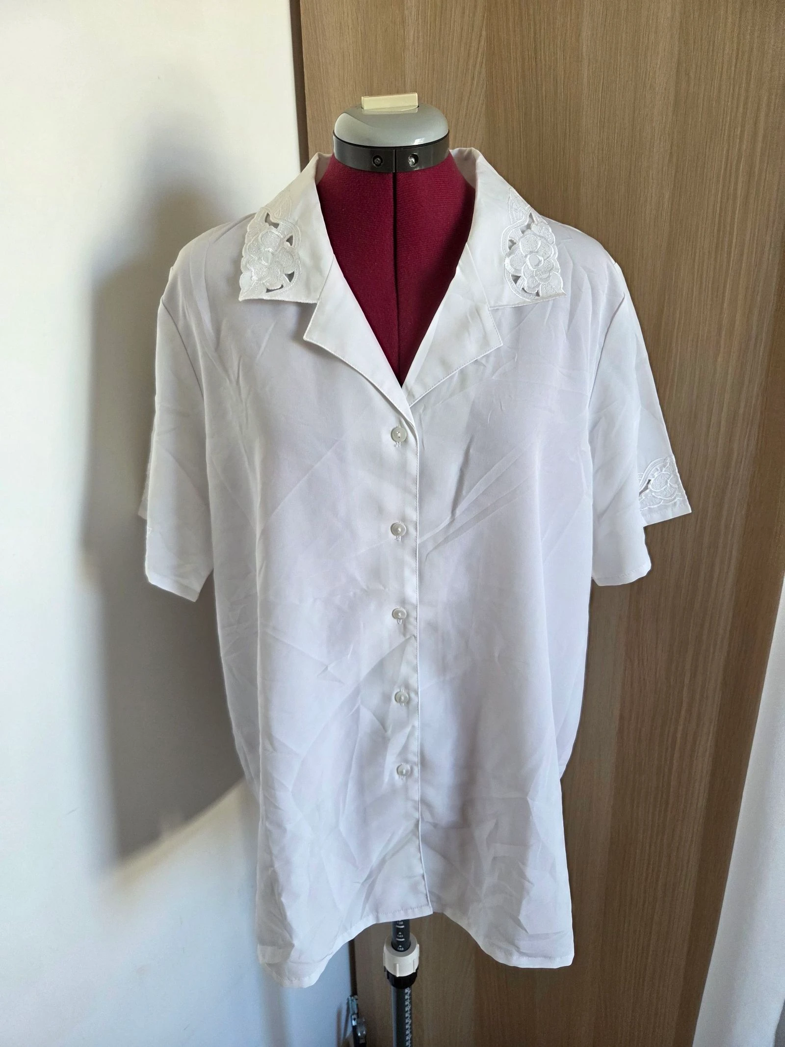 Chemise blanche manches courtes avec dentelle taille 46 Damart